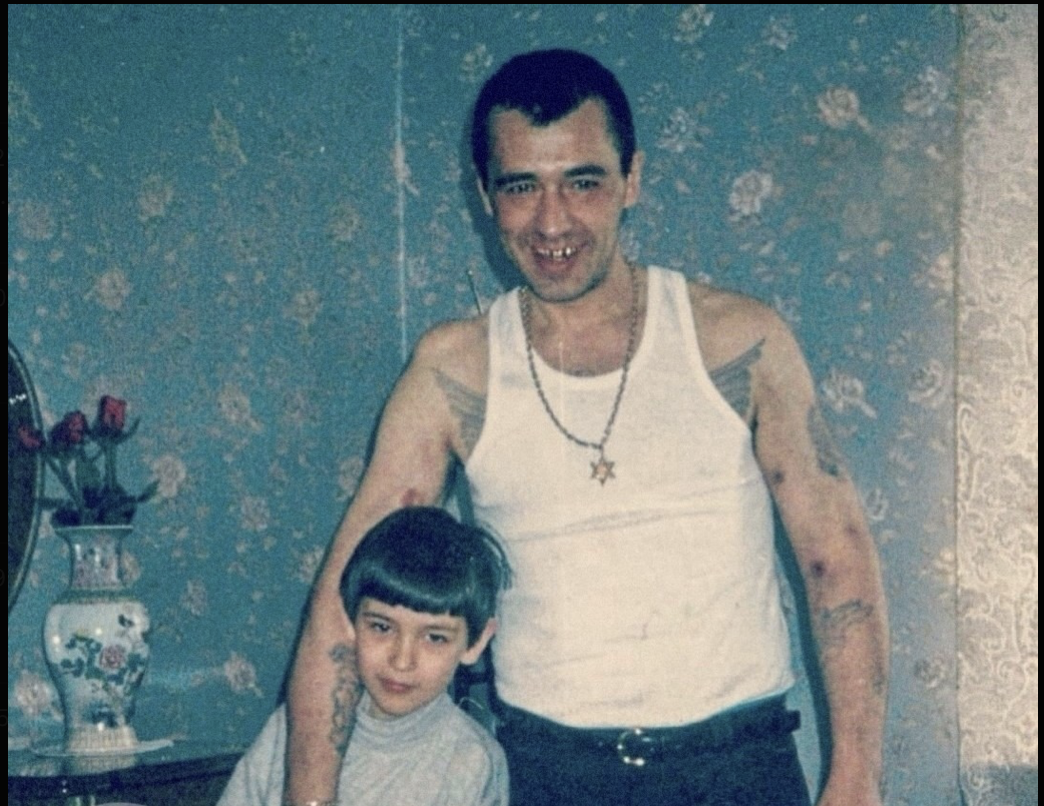 На снимке — иркутский «вор в законе» Владимир Соломинский (прозвище «Солома») вместе со своим сыном. Фото сделано в 1995 году. Сын Соломинского погиб в 2002 году при покушении на авторитета Павел Киселёв (Кисель).