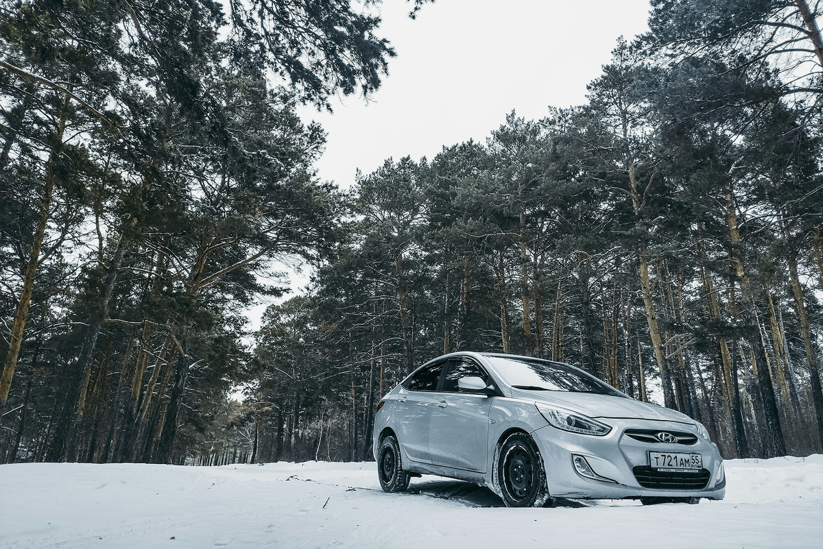 Поездка на седане по снегу может закончиться приключениями. Фото: George Gymennyi / Unsplash