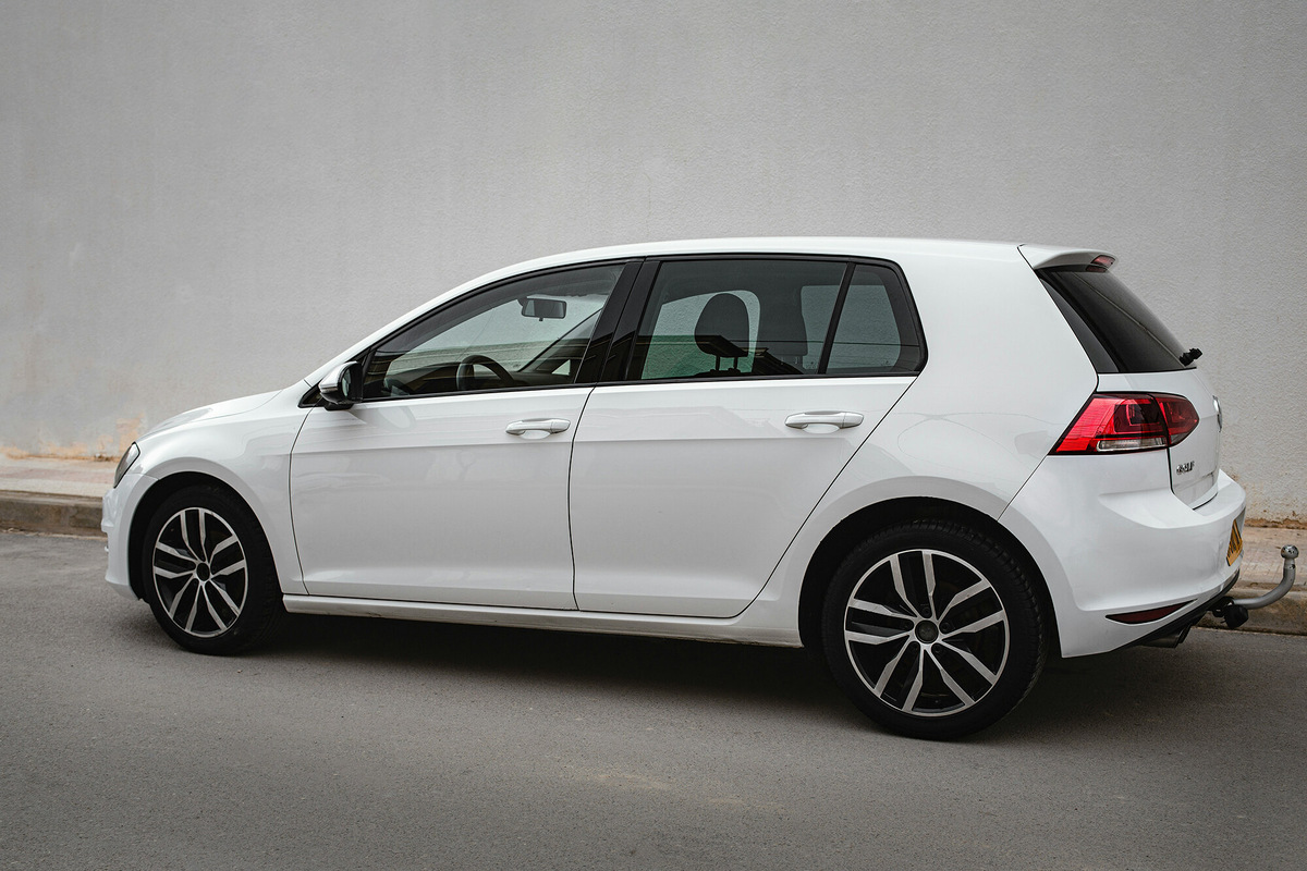 Volkswagen Golf — распространённый хэтчбек. Другие популярные модели: Renault Sandero, Nissan Tiida и Kia Rio X. Фото: Zakaria Issaad / Unsplash