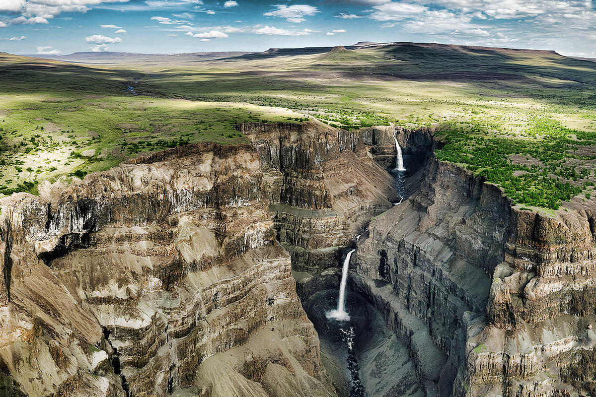 Некоторые учёные полагают, что Тальниковый водопад ещё выше — около 700 метров. Поток воды образуется сезонным ручьём с горы Трапеция. Фото: Татиана Х-Л / Яндекс Карты
