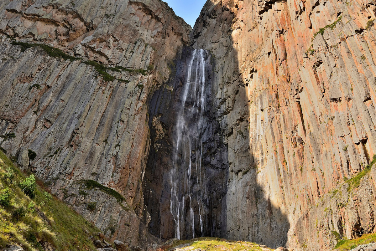 Полноводность зависит от времени года, зимой водный поток чаще всего замерзает, но иногда лёд сковывает только нижнюю часть водопада. Фото: Александр Байдуков / Wikimedia