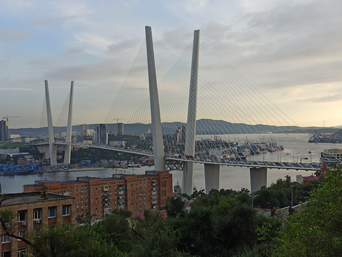 Вид на Золотой мост с верхней станции фуникулёра