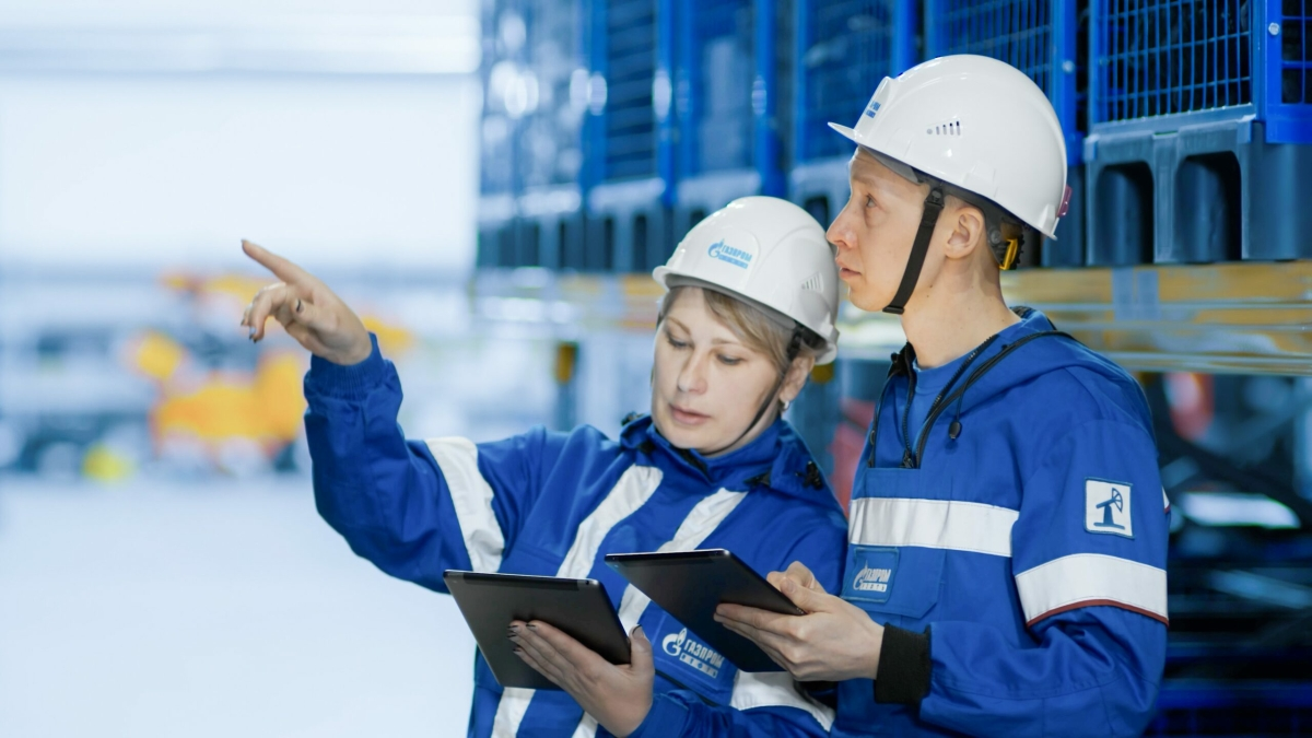 Инженеры Газпром нефти, (источник: abnews.ru)