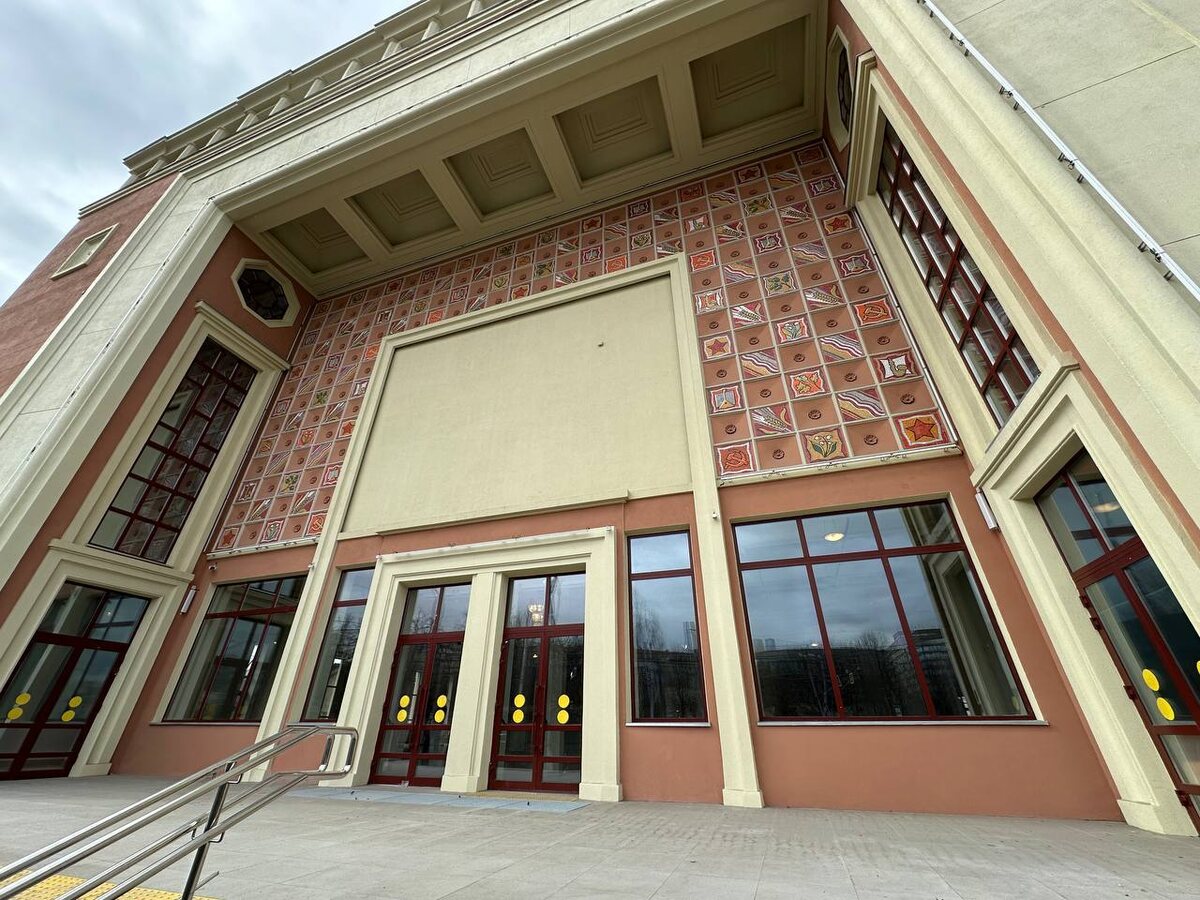 Фасад отреставрированного кинотеатра