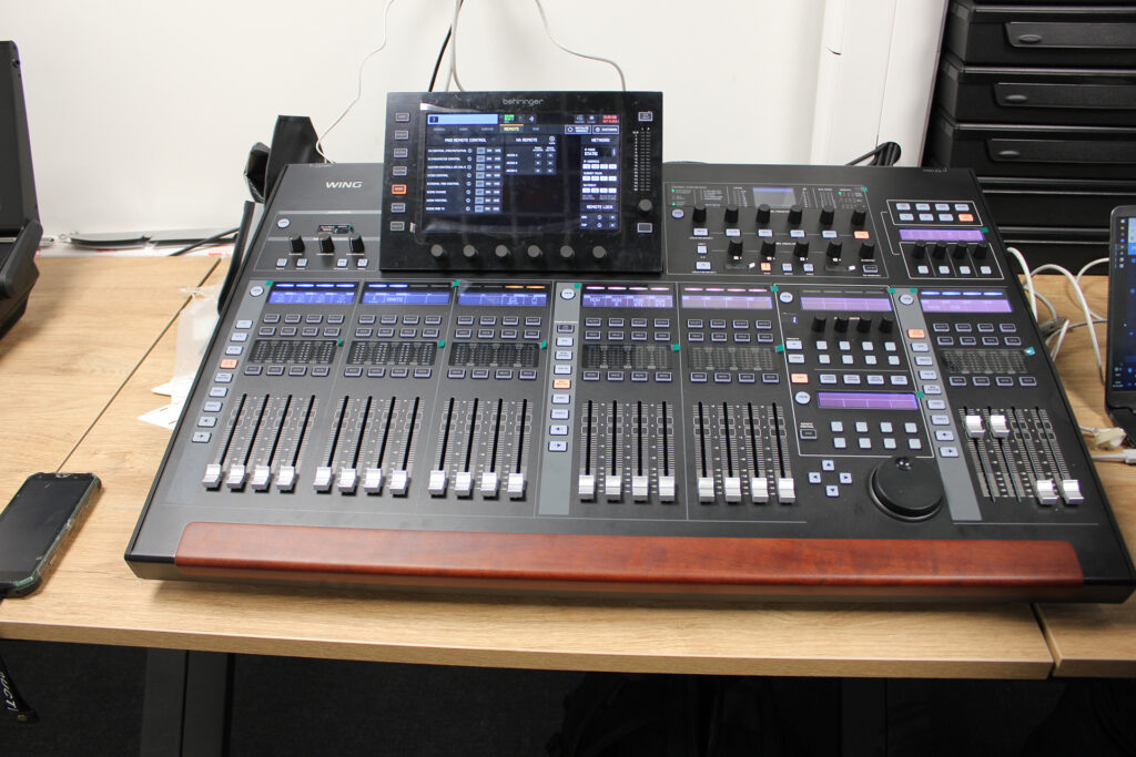 Цифровой микшерный пульт Behringer Wing в аппаратной Большого зала