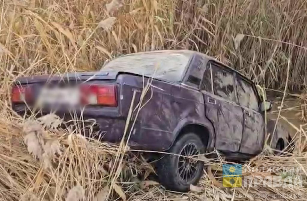 Фото ГУ МВД России по Волгоградской области📷    Двое захлебнулись, двое выжили: в Волгограде рядом с баней 4 подростка упали на «пятёрке» в водоём
