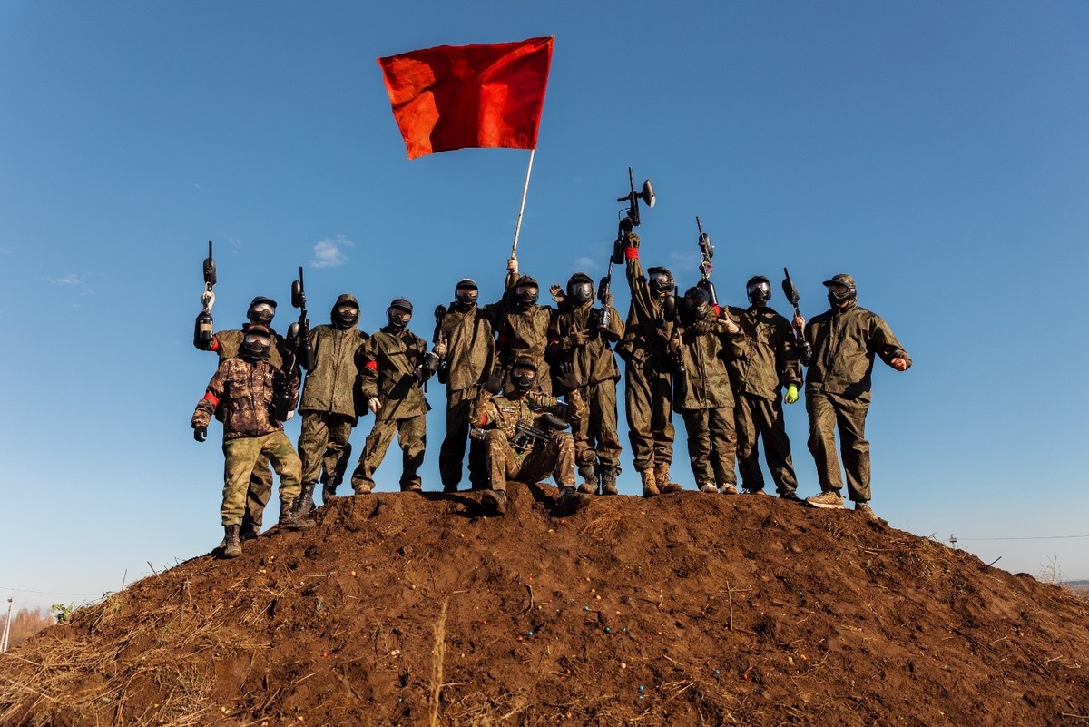 Победители турнира позируют фотографам после долгожданной победы в турнире