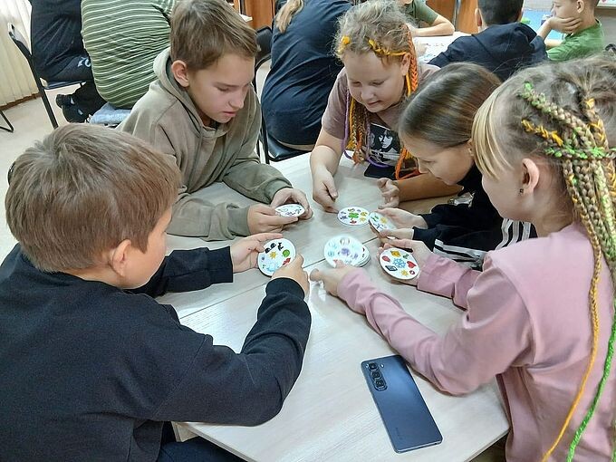 Дети играют в игру «Правда или нет?»