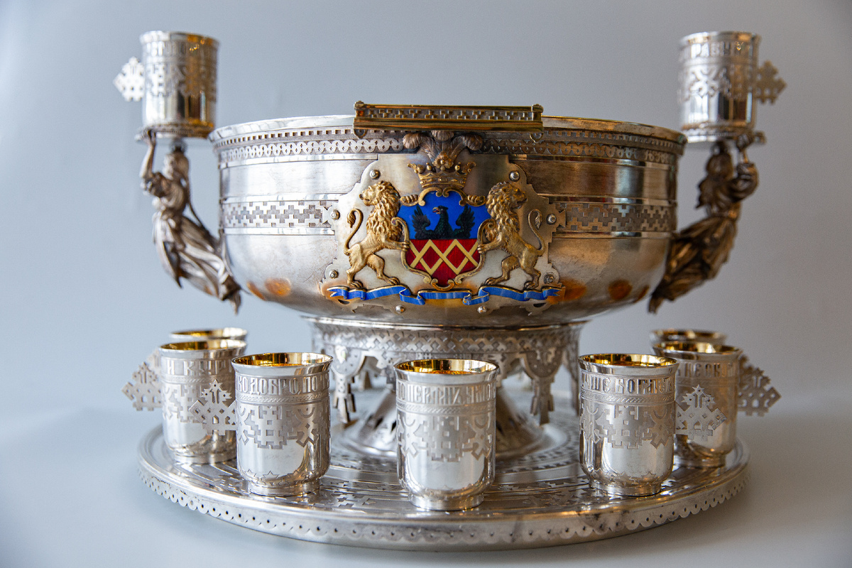 Братина с чарками, изготовленная в русском стиле фирмой И. П. Сазикова в 1873 году. Из коллекции ГМЗ "Царское Село". Фото: ГМЗ «Царское Село», Екатерина Новак
