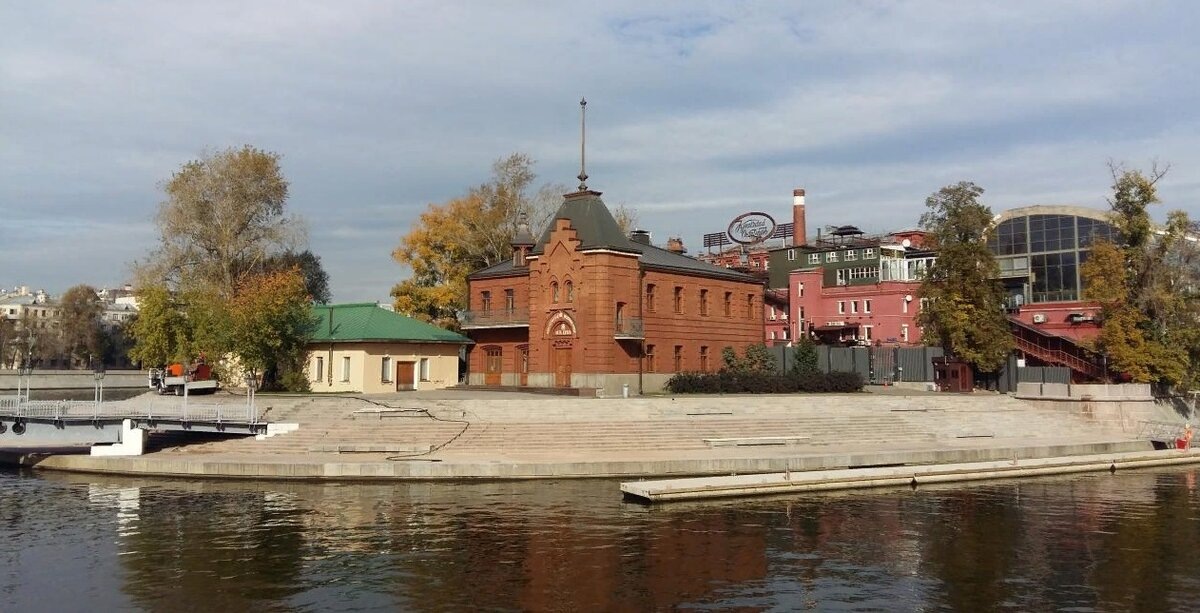 Вот она - наша красавица Стрелка. ТЕперь там - дурацкий Пётр...