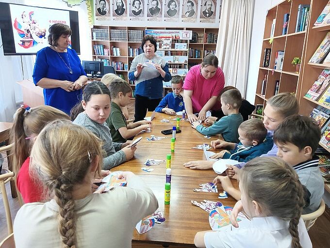 Дети за столом изготавливают открытки