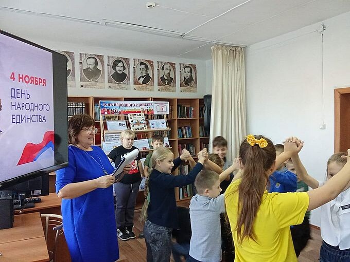 Дети взялись за руки