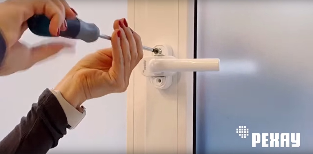 Как снять и заменить ручку на окне