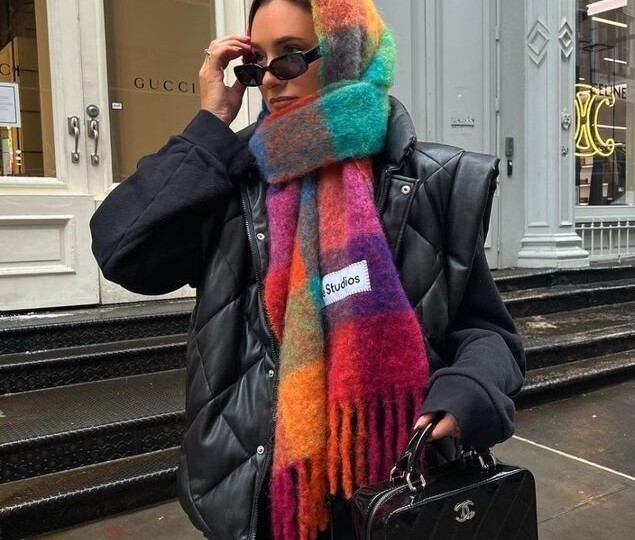 Ошибки с шарфом, из-за которых лицо выглядит усталым, а образ — неряшливым