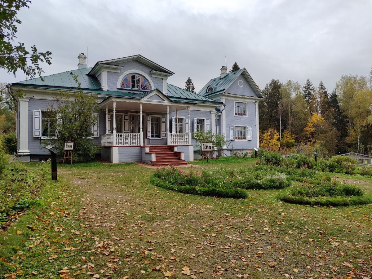 В усадьбе Шахматово. Главный дом