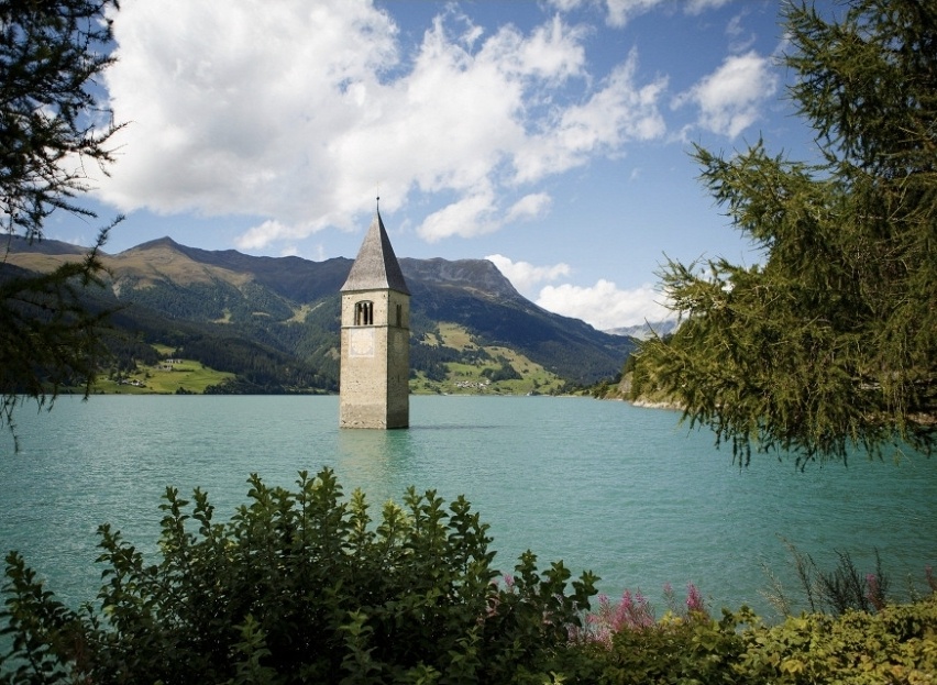Колокольня церкви Святой Екатерины Александрийской возвышается посреди озера Резия и напоминает о старинной деревне, ушедшей под воду