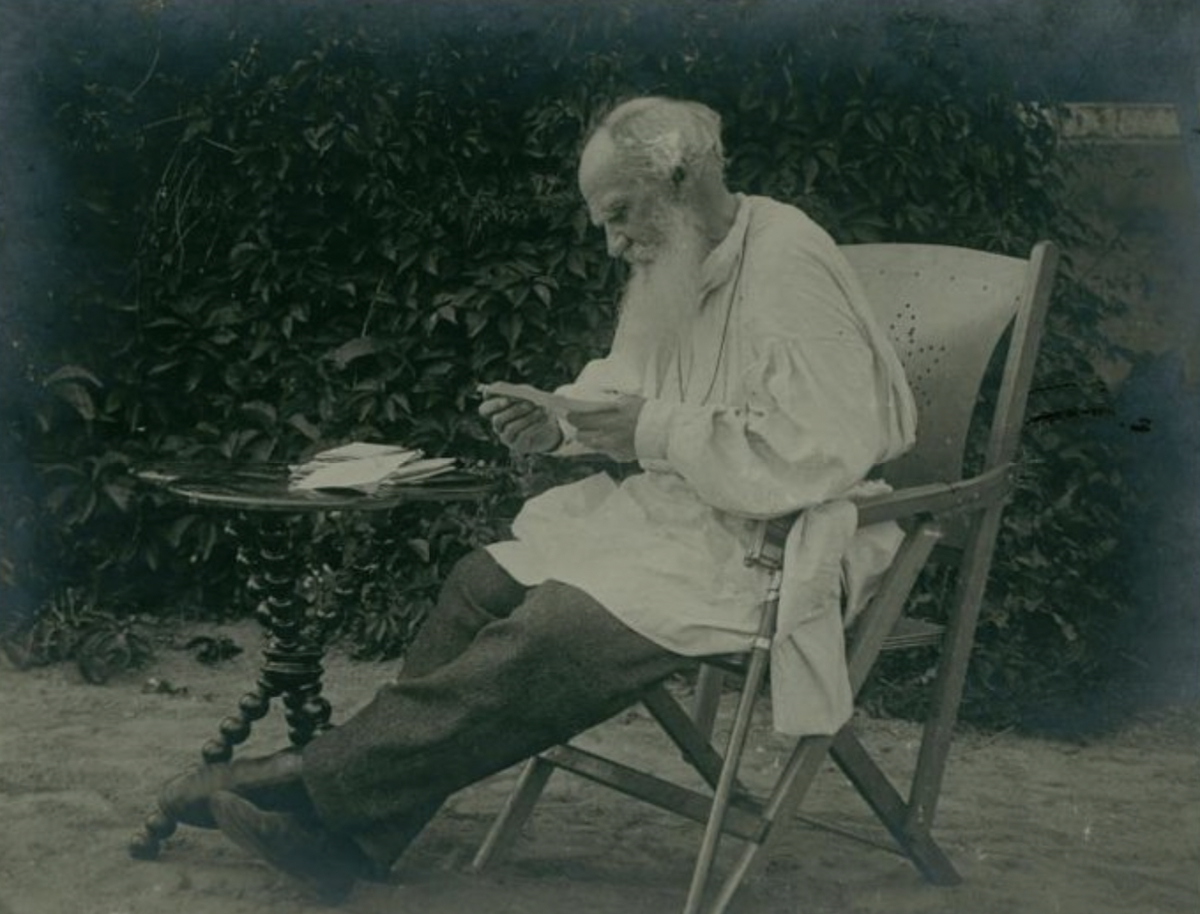 Лев Николаевич Толстой за разбором почты в парке, 1910 г