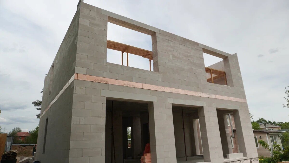 Фото с объекта Интел Групп: дом из газобетона толщиной 400 мм. Видна прокладка утеплителя в зоне монолитного пояса для защиты от мостиков холода.