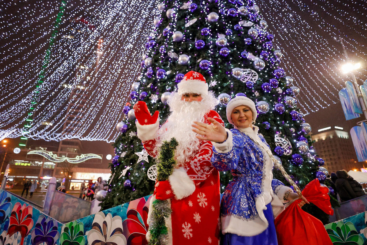 Рождественская ярмарка «Калядны кірмаш» возле Дворца спорта в Минске обычно проходит с середины декабря по середину января. 