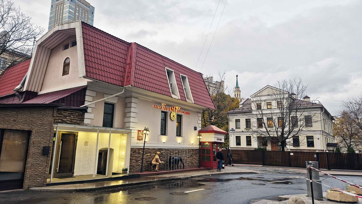 Красная дверь — традиционный атрибут итальянских тратторий. Листайте галерею, чтобы увидеть ещё фото