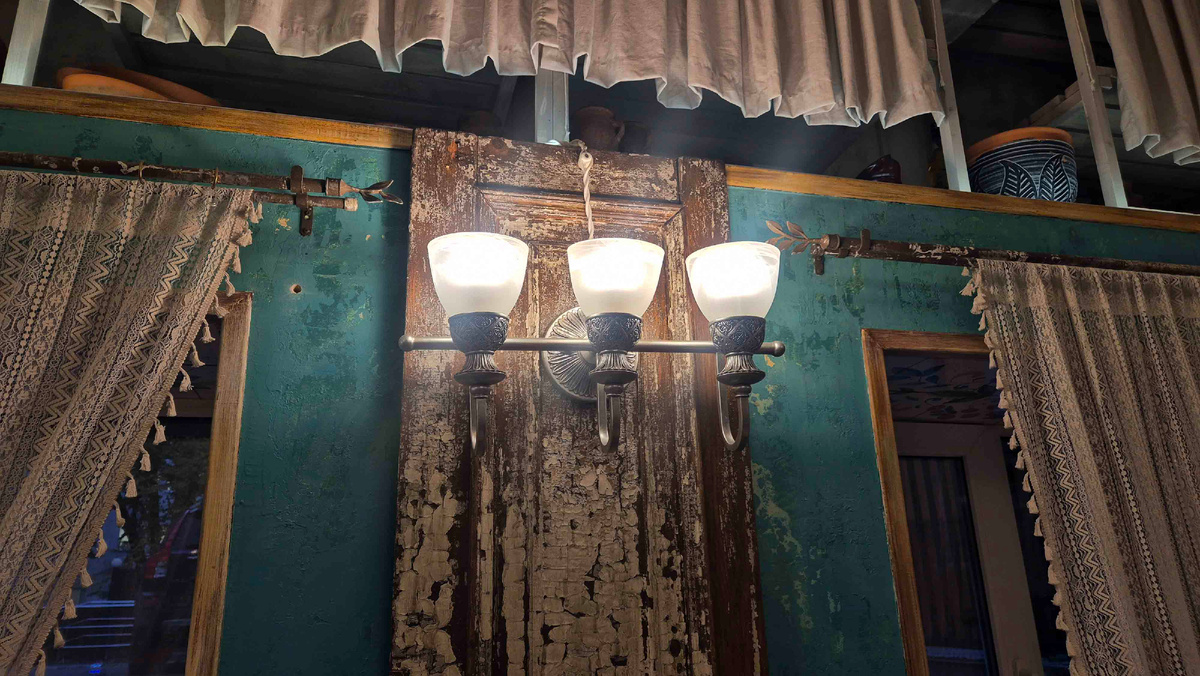 Старые двери и гардины также стали предметами интерьера