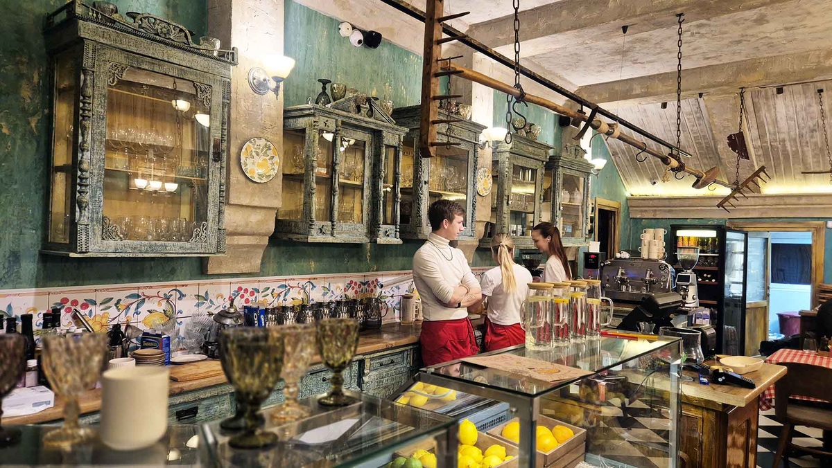 Красивая старинная мебель и грабли, как элементы интерьера