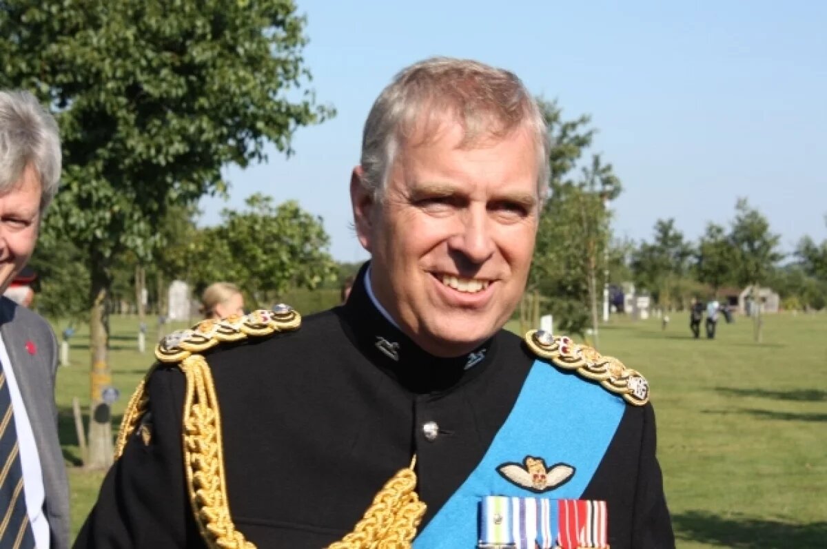    Младшего брата короля Карла III, принца Эндрю, лишат титула за связи с секс-преступником Джеффри Эпштейном.