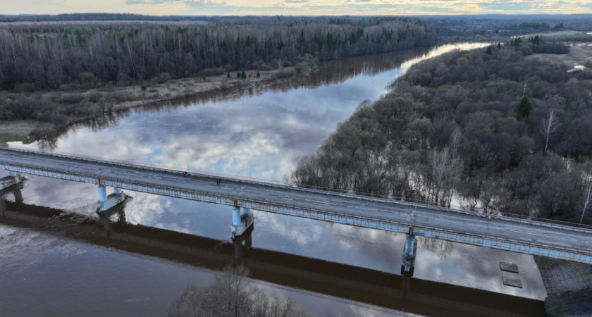    На федеральной трассе в Кировской области ограничили движение фур по двум мостам