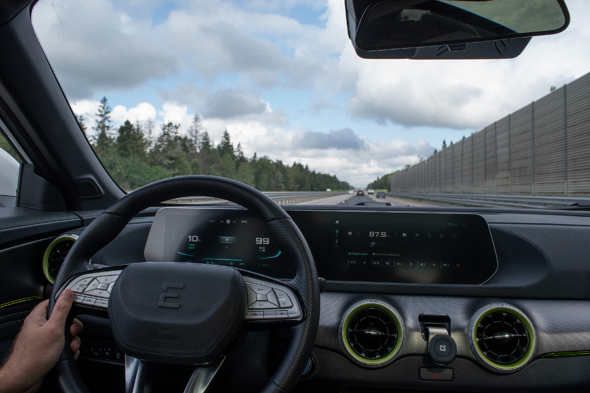 Автомобиль с элетромотором пока сложно отнести к подходящему для путешествий. Но небольшие расстояния всё же доступны. И, если вы, скажем, живёте в Ростове, то зарядки вполне хватить до полуострова. Фото автора