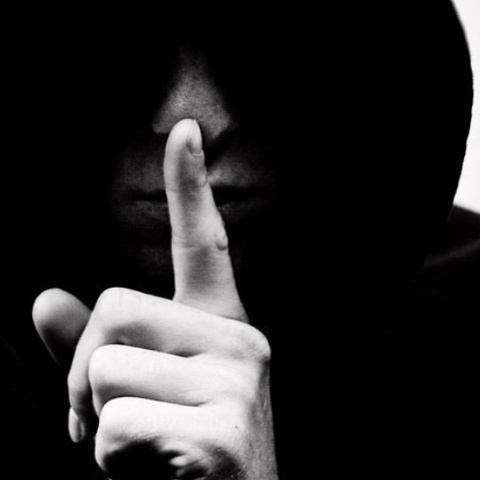 Как нарцисс заставляет своих партнёров молчать