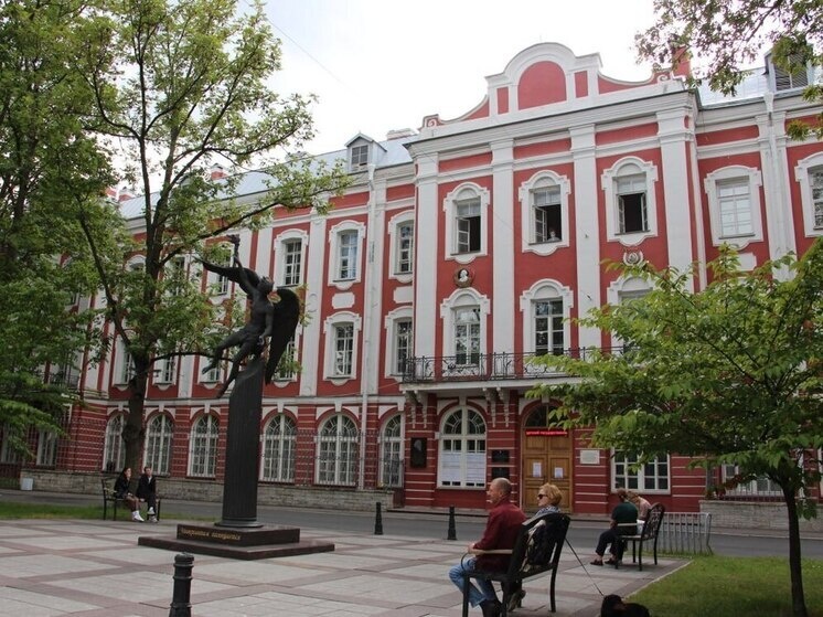     Основная часть корпусов СПбГУ расположена на Васильевском острове, однако значительная доля учебных зданий и общежитий находится в Петергофе. Фото: архив «МК в Питере».