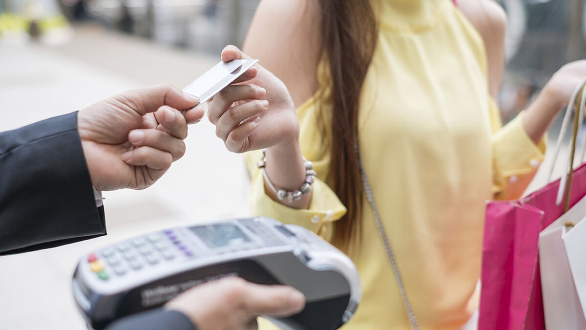 В каких случаях лучше не платить картой: эксперты советуют