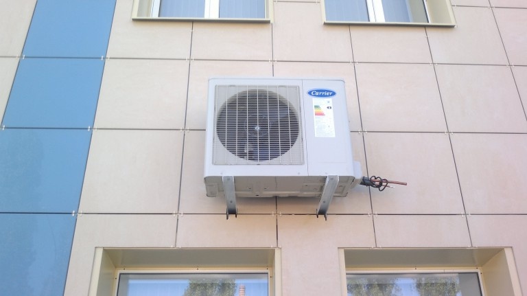 Кондиционер под запретом: кого заставят снять наружный блок и заплатить штраф