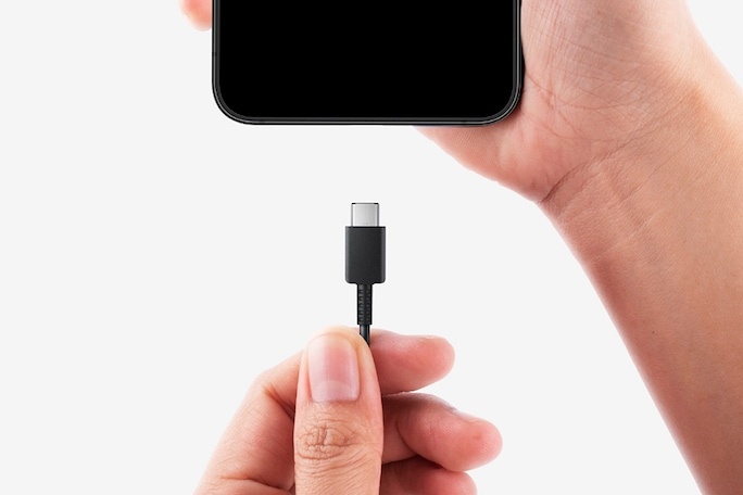 Адаптерам с технологией быстрой зарядки часто нужен порт USB-C.
Для зарядки смартфона с таким же входом подойдет кабель USB-C — USB-C.