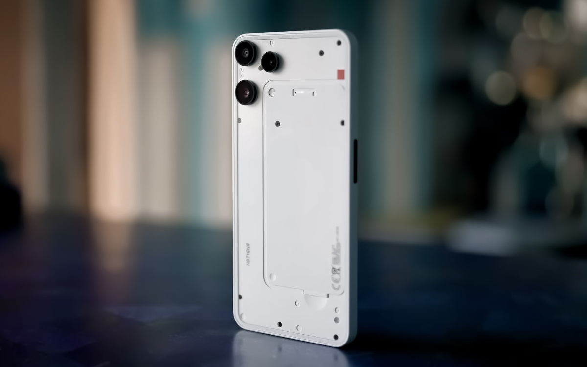 Phone (3a) Lite в белом цвете. Есть и черный вариант