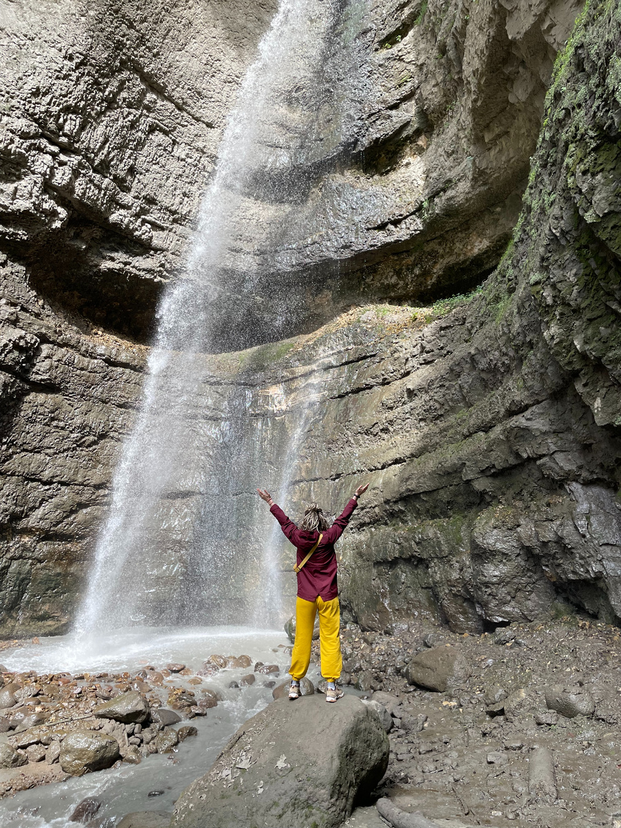 Малый Чегемский водопад называют по-другому Адай-Су. Чегемское ущелье, Кабардино-Балкария, Кавказ, май, 2022