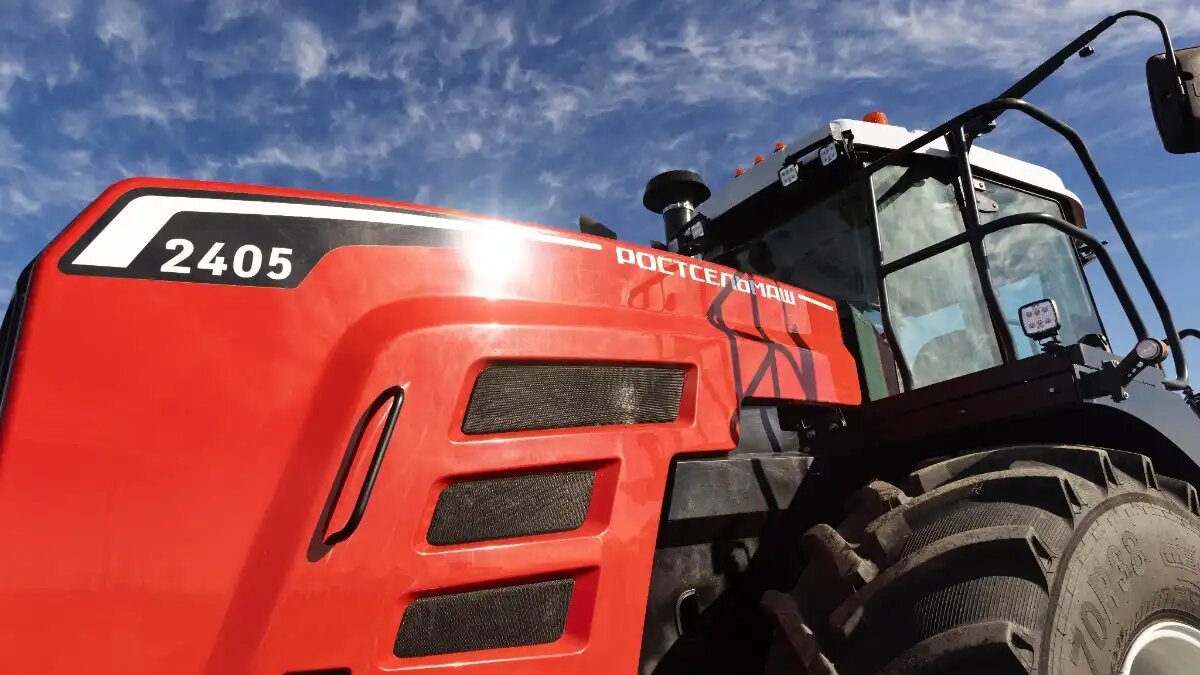 Фото: rostselmash.com / Ростсельмаш
Тракторы Ростсельмаш 2405 и 2400 подходят для работы в паре с современными сеялками и посевными комплексами