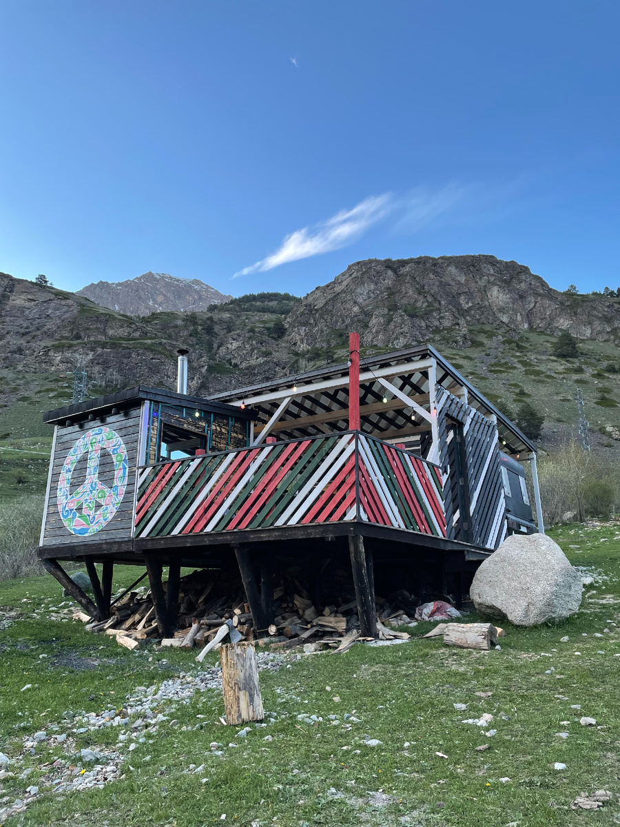 Кабардино-Балкарская Республика, Эльбрусский район, село Терскол, 23, Блэк Поинт, Хиппи-домик, май, 2022