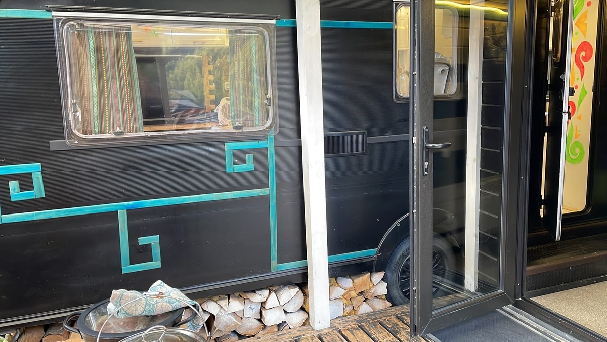 Кабардино-Балкарская Республика, Эльбрусский район, село Терскол, 23, Блэк Поинт, Хиппи-домик, май, 2022