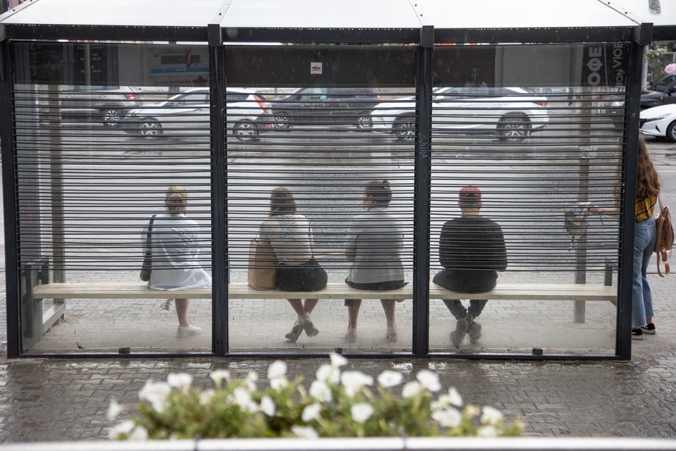 Пока мужчина ждал автобус, он встретил знакомых. Фото: Николай Оберемченко 