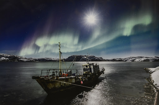 Ура-Губа, Мурманская область: северное сияние над причалом и арктическим побережьем, (источник: lexicon.dobrohot.org)