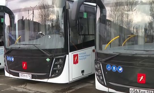     В Ачинске в свой первый рейс вышли 11 новых экологичных автобусов