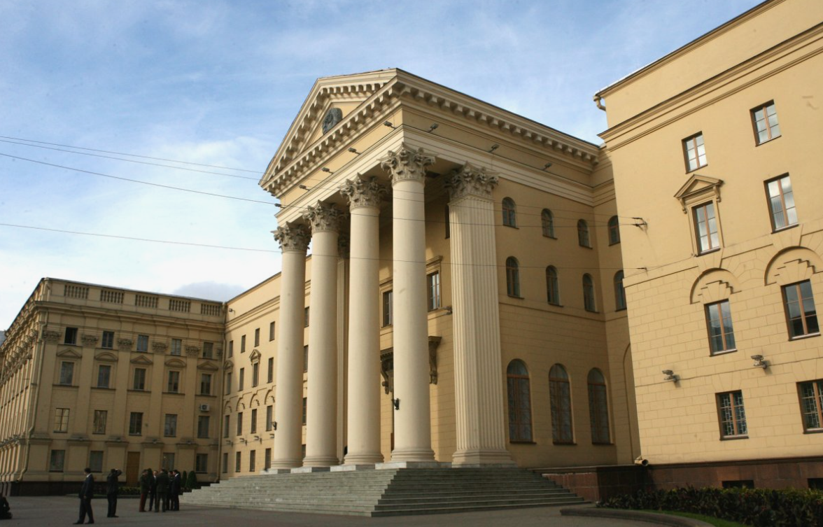 Вот смотришь на здание и сразу понимаешь - КГБ. Даже если герб вверху не увидишь 