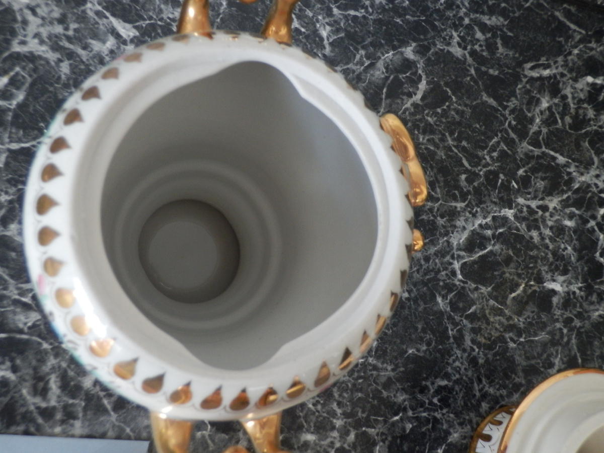 Дефект - небрежно обработано отверстие и увеличен размер отверстия. Сравните левую и правую строны отверстия относительно "замка".