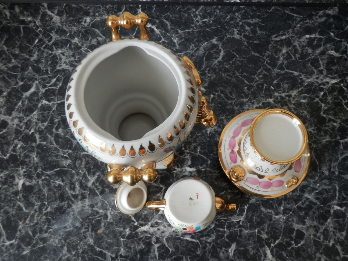 Не очень удалось показать из-за освещения, но верхняя часть изделия сильно по цвету отличается от нижней.