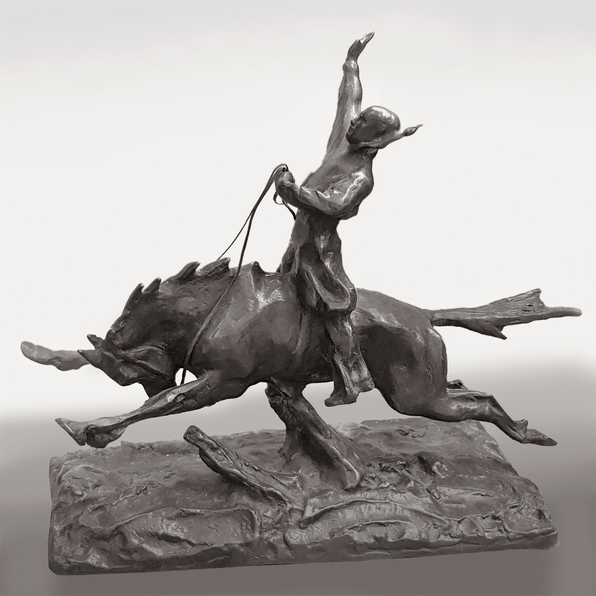  Бронзовая скульптура "Муссолини на коне". Скульптор Паоло Трубецкой. 1935. Из письма Трубецкого Дуче:"...Ваш Образ я запечатлел в символическом видении сильной, здоровой Идеи Фашизма, который все преодолевает, все завоевывает, все побеждает. Посвящаю это мое художественное творение Вашему Превосходительству." Источник - pinterest.com