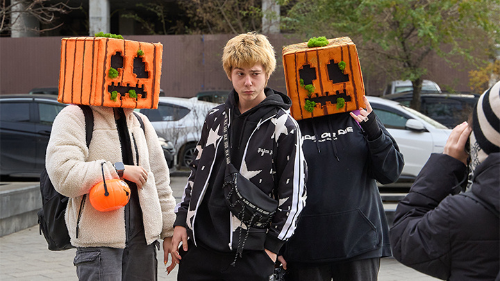    Некоторые наши соотечественники воспринимают Хеллоуин как повод повеселиться. Фото: Guo Feizhou/XinHua/Global Look Press