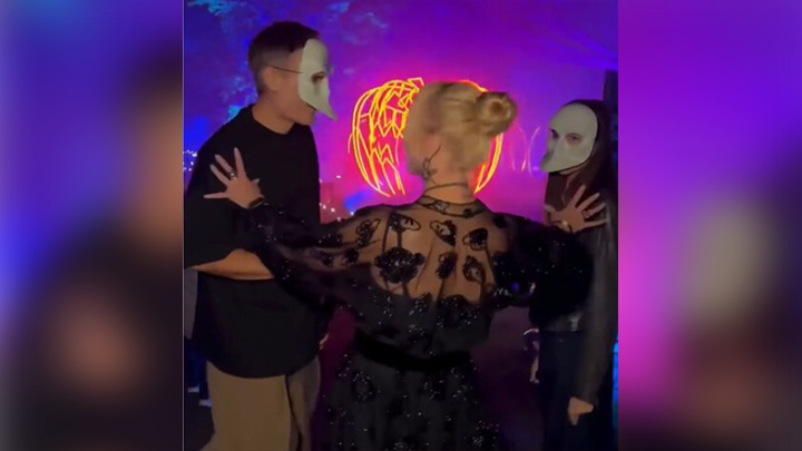    Кристина Орбакайте в чёрном платье с детьми, которые выбрали маски. Фото: личный аккаунт певицы