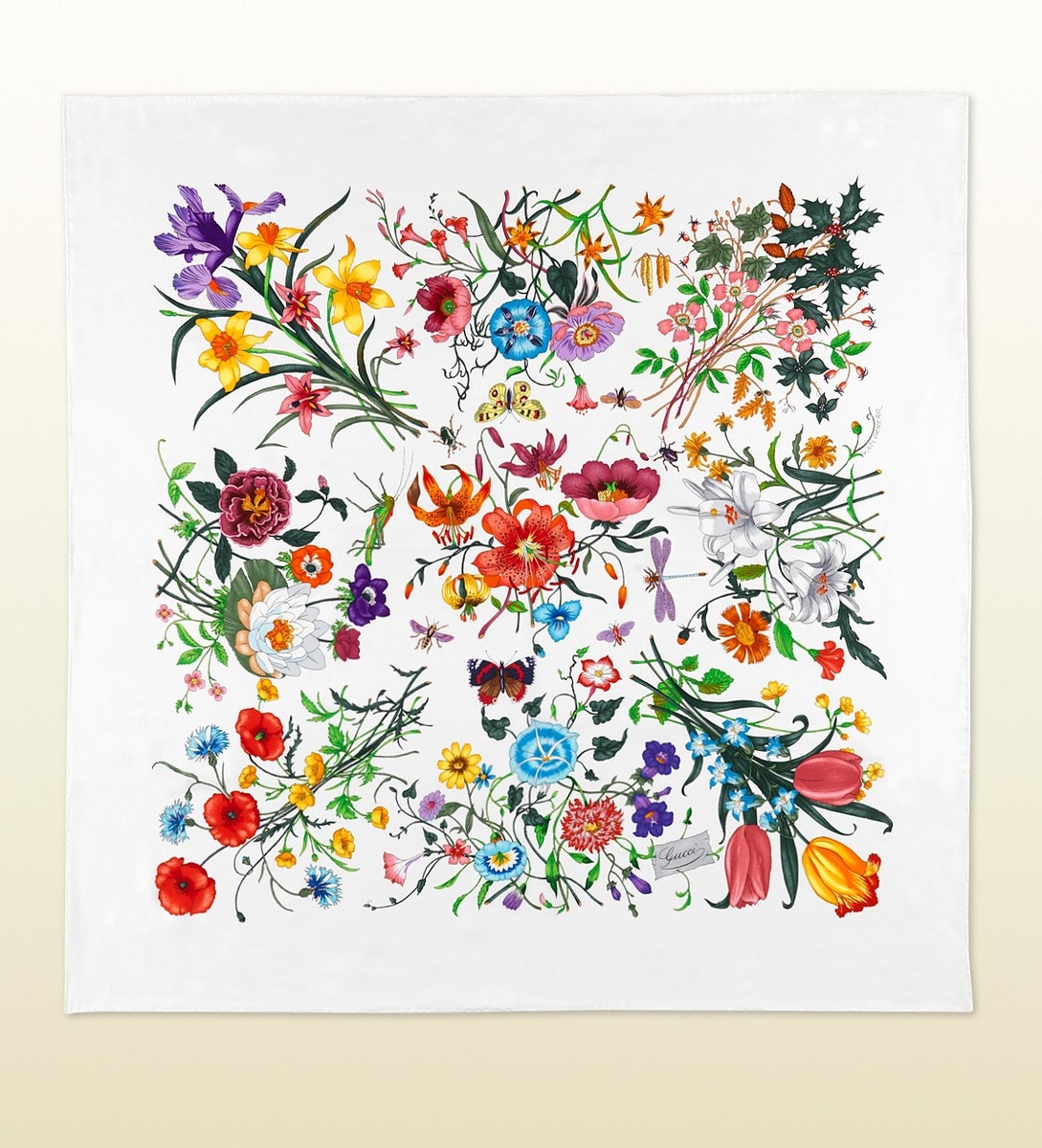Принт Гуччи Флора. Источник https://www.thefashioncommentator.com/2012/06/gucci-floranot-only-scarf.html