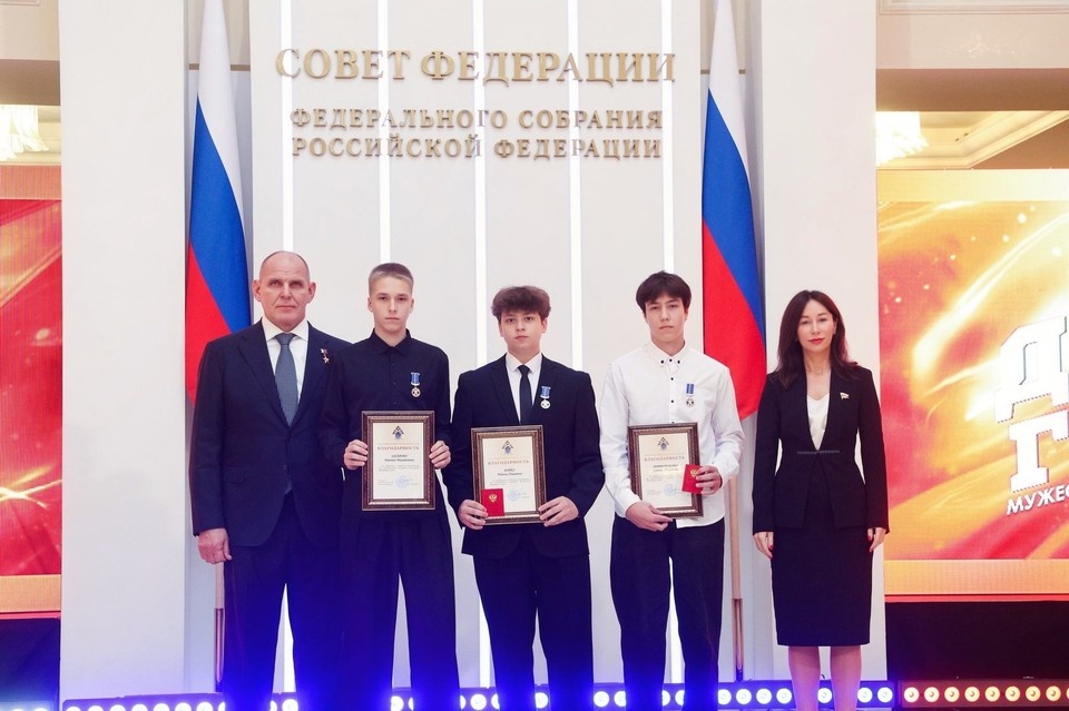    За проявленное мужество им вручили памятные медали Совета Федерации, а также благодарности от Следственного комитета РФ, Героя России Александра Карелина и сенатора от Мурманской области Елены Дягилевой. Фото: Правительство Мурманской области